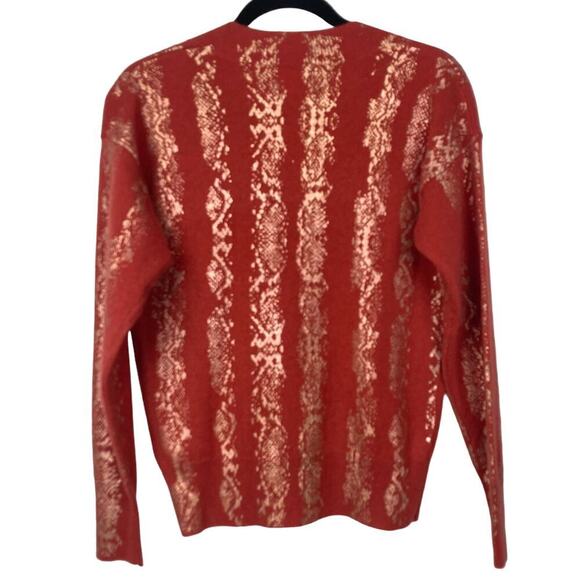 New BRODIE CASHMERE V Neck Sweater in Cinnamon/Champagne - Picture 4 of 13